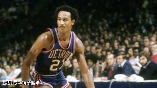 皮球贴草皮 皮球贴草皮